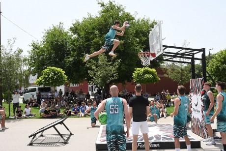 Kosárlabda akrobatákkal búcsúztatták a tanévet a Comeniusban